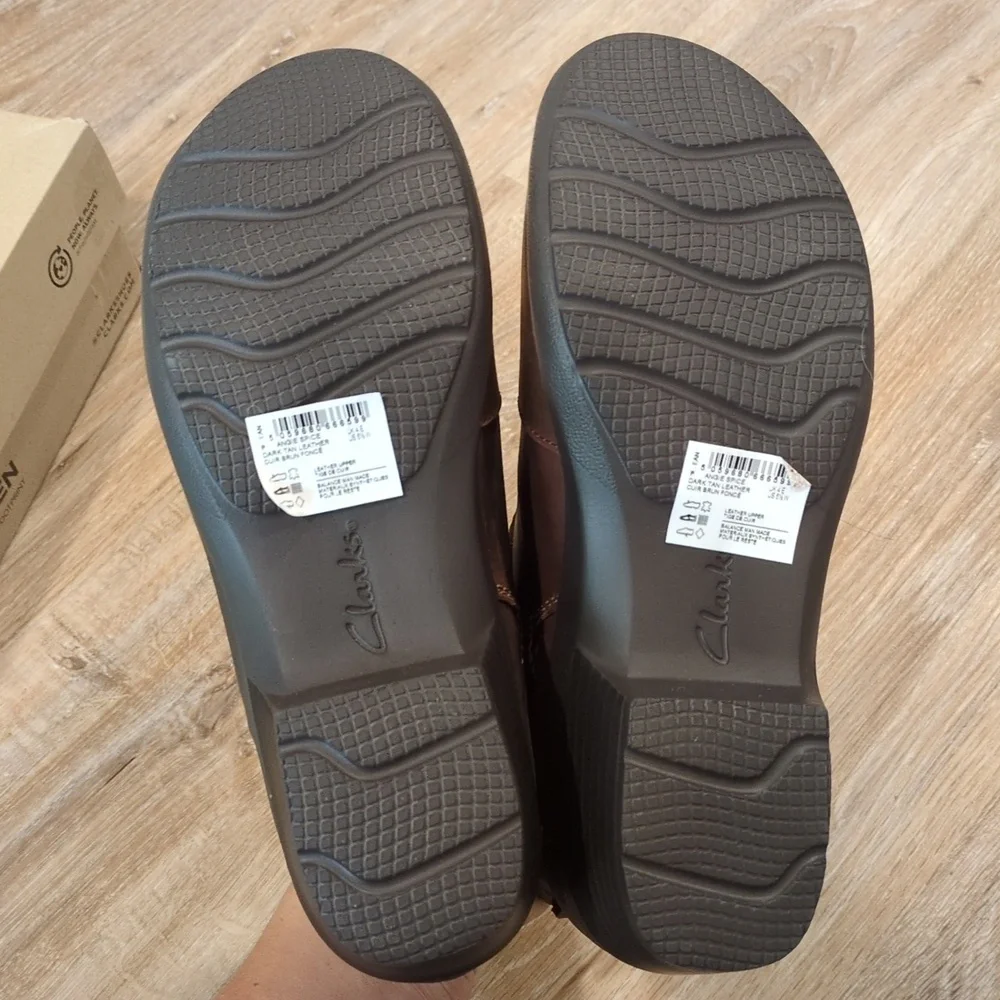 🤎NIB Clarks Women's Dark Brown Ankle Booties size 6.5 W - Picture 10 of 16